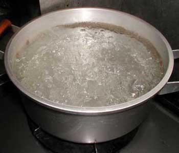 蒸かし釜の水が沸騰しました。